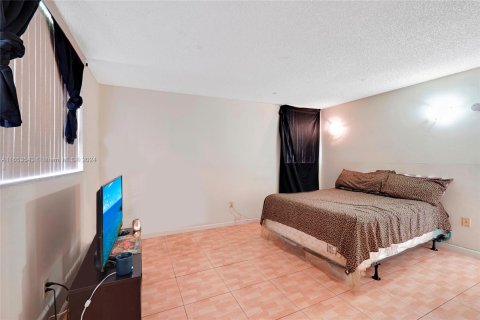 Condo in North Lauderdale, Florida, 2 bedrooms  № 1348437 - photo 16