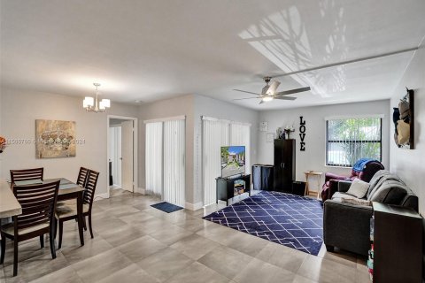 Condo in Plantation, Florida, 3 bedrooms  № 1177997 - photo 2