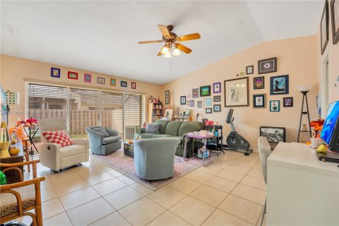 Townhouse in Kendall, Florida 2 bedrooms, 93.18 sq.m. № 1410639 - photo 4