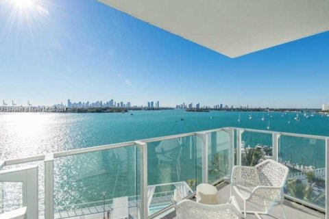 Condo in Miami Beach, Florida, 2 bedrooms  № 1120876 - photo 1