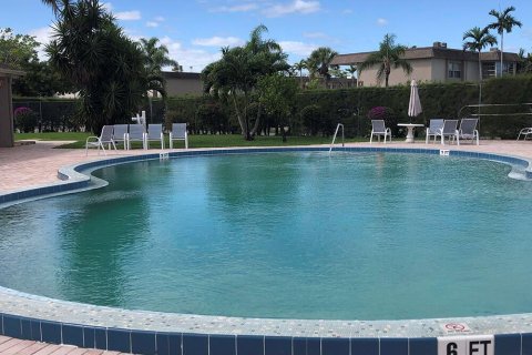 Condo in Palm Springs, Florida, 2 bedrooms  № 1186209 - photo 4