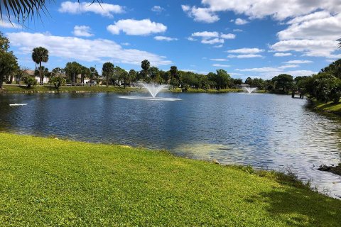 Condo in Palm Springs, Florida, 2 bedrooms  № 1186209 - photo 1