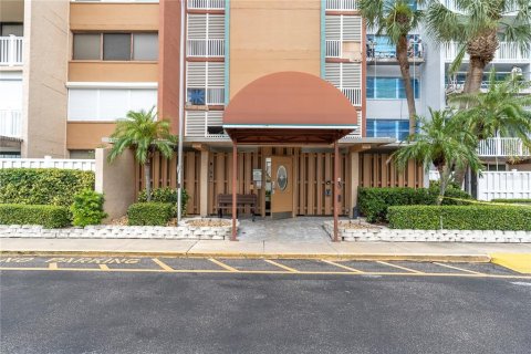 Condominio en venta en Treasure Island, Florida, 3 dormitorios, 165.37 m2 № 1359369 - foto 2