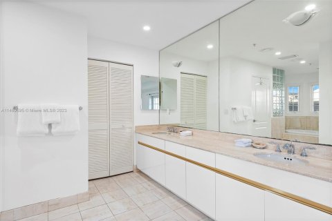 Condo in Miami Beach, Florida, 3 bedrooms  № 818558 - photo 25