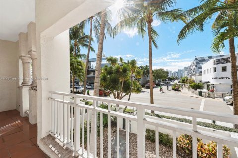 Condo in Miami Beach, Florida, 3 bedrooms  № 818558 - photo 1