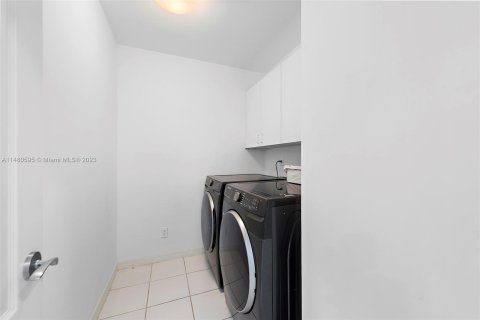 Condo in Miami Beach, Florida, 3 bedrooms  № 818558 - photo 24