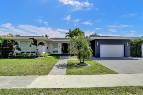 House in Miami, Florida 7 bedrooms, 369.94 sq.m. № 1095404 - photo 2