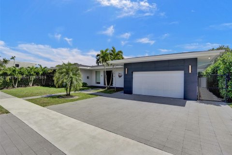 House in Miami, Florida 7 bedrooms, 369.94 sq.m. № 1095404 - photo 7