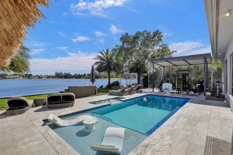 Villa ou maison à vendre à Miami, Floride: 7 chambres, 369.94 m2 № 1095404 - photo 1