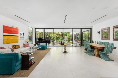 House in Miami, Florida 5 bedrooms, 434.41 sq.m. № 1348377 - photo 6