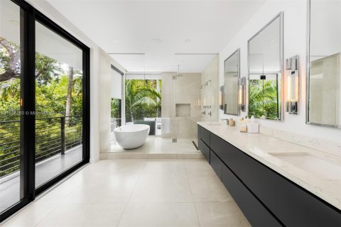 Casa en venta en Miami, Florida, 5 dormitorios, 434.41 m2 № 1348377 - foto 16