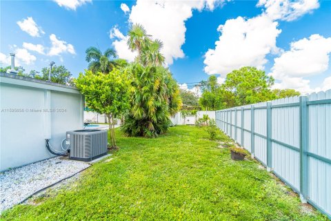 House in Hollywood, Florida 3 bedrooms, 112.41 sq.m. № 1209789 - photo 4