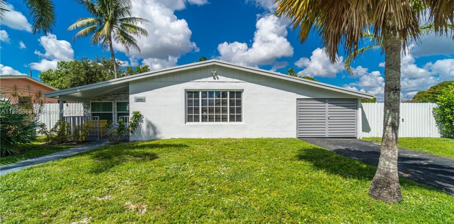 House in Hollywood, Florida 3 bedrooms, 112.41 sq.m. № 1209789