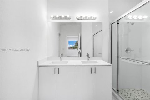 Adosado en venta en Miami, Florida, 5 dormitorios, 232.44 m2 № 1431407 - foto 28