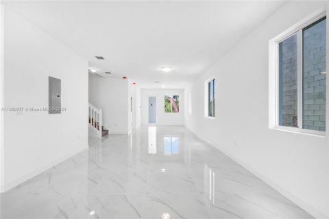 Adosado en venta en Miami, Florida, 5 dormitorios, 232.44 m2 № 1431407 - foto 5