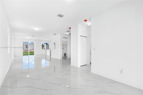 Adosado en venta en Miami, Florida, 5 dormitorios, 232.44 m2 № 1431407 - foto 10