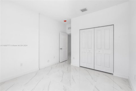 Adosado en venta en Miami, Florida, 5 dormitorios, 232.44 m2 № 1431407 - foto 17