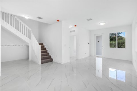 Adosado en venta en Miami, Florida, 5 dormitorios, 232.44 m2 № 1431407 - foto 9