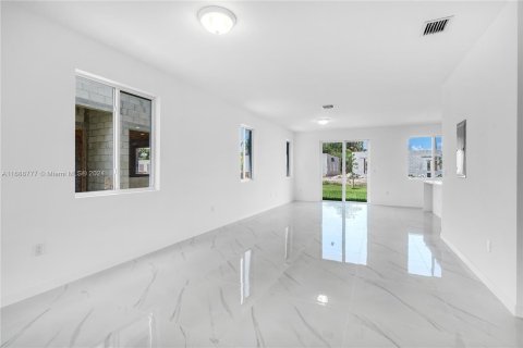 Adosado en venta en Miami, Florida, 5 dormitorios, 232.44 m2 № 1431407 - foto 11