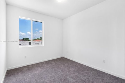 Adosado en venta en Miami, Florida, 5 dormitorios, 232.44 m2 № 1431407 - foto 19