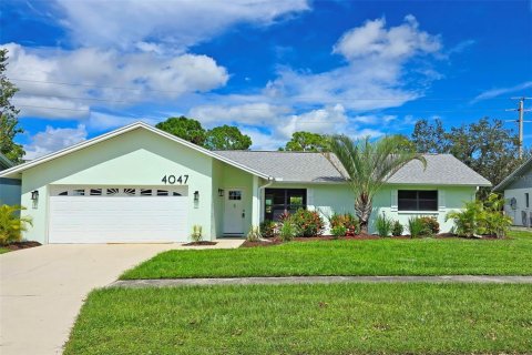 House in Sarasota, Florida 3 bedrooms, 143.26 sq.m. № 1390678 - photo 1