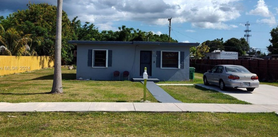 House in Miami, Florida 2 bedrooms, 71.91 sq.m. № 1374996