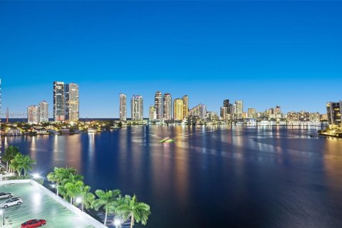 Condo in Aventura, Florida, 2 bedrooms  № 1326045 - photo 1