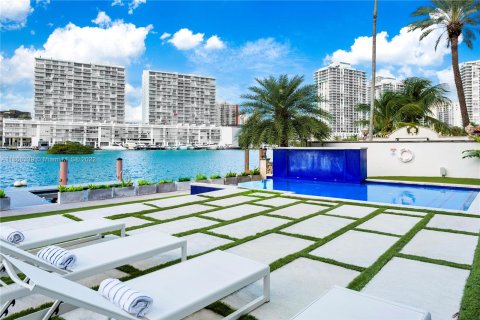 House in Sunny Isles Beach, Florida 4 bedrooms, 457.92 sq.m. № 177222 - photo 10