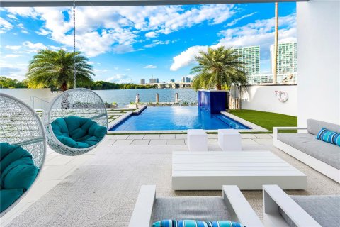 Villa ou maison à louer à Sunny Isles Beach, Floride: 4 chambres, 457.92 m2 № 177222 - photo 2