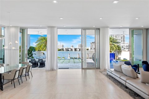 Villa ou maison à louer à Sunny Isles Beach, Floride: 4 chambres, 457.92 m2 № 177222 - photo 24