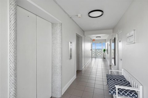 Condominio en venta en Fort Lauderdale, Florida, 1 dormitorio, 69.68 m2 № 179718 - foto 3