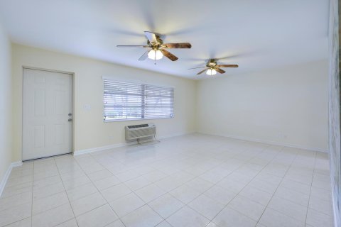 Condo in Lantana, Florida  № 1182442 - photo 11