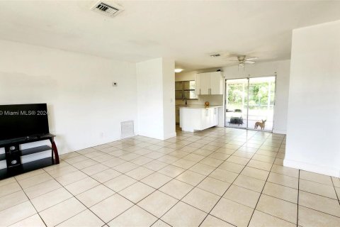 House in Lauderdale Lakes, Florida 3 bedrooms, 102.84 sq.m. № 1098022 - photo 3