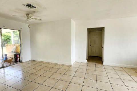 House in Lauderdale Lakes, Florida 3 bedrooms, 102.84 sq.m. № 1098022 - photo 5