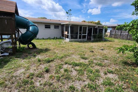 House in Lauderdale Lakes, Florida 3 bedrooms, 102.84 sq.m. № 1098022 - photo 15