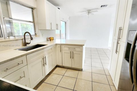 House in Lauderdale Lakes, Florida 3 bedrooms, 102.84 sq.m. № 1098022 - photo 7