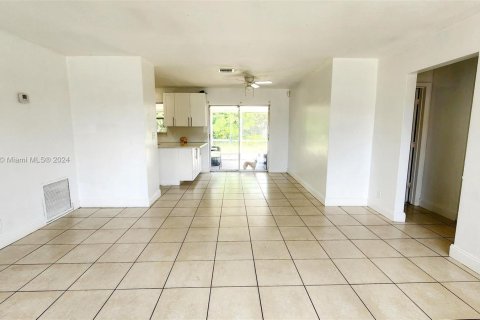House in Lauderdale Lakes, Florida 3 bedrooms, 102.84 sq.m. № 1098022 - photo 2