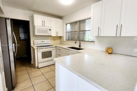 Casa en venta en Lauderdale Lakes, Florida, 3 dormitorios, 102.84 m2 № 1098022 - foto 1