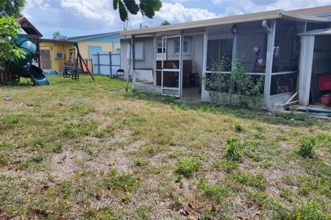 House in Lauderdale Lakes, Florida 3 bedrooms, 102.84 sq.m. № 1098022 - photo 13