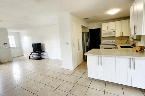 House in Lauderdale Lakes, Florida 3 bedrooms, 102.84 sq.m. № 1098022 - photo 4