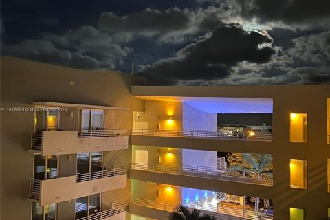 Condominio en venta en Miami Beach, Florida, 1 dormitorio, 66.89 m2 № 1239511 - foto 3