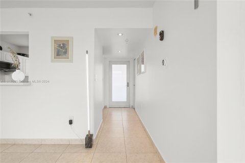 Condo in Miami Beach, Florida, 1 bedroom  № 1239511 - photo 11