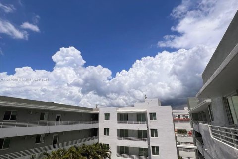 Condo in Miami Beach, Florida, 1 bedroom  № 1239511 - photo 2