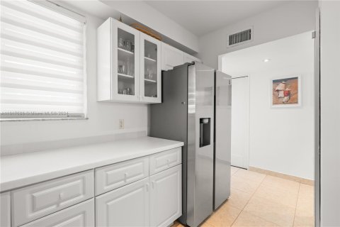 Condo in Miami Beach, Florida, 1 bedroom  № 1239511 - photo 8