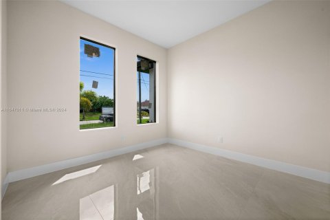 Casa en venta en Cape Coral, Florida, 4 dormitorios, 214.33 m2 № 1329734 - foto 14