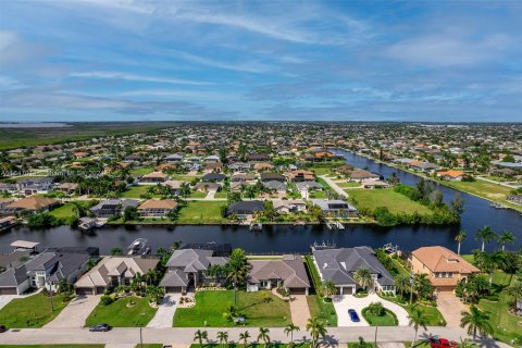 House in Cape Coral, Florida 4 bedrooms, 214.33 sq.m. № 1329734 - photo 24