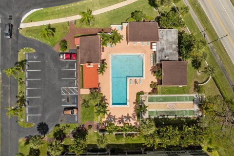 Condominio en venta en Palm Springs, Florida, 2 dormitorios, 85.47 m2 № 1097500 - foto 1