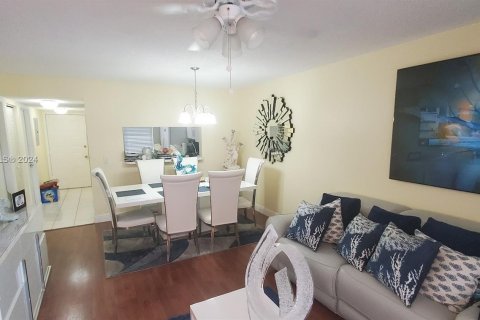 Copropriété à vendre à Pembroke Pines, Floride: 2 chambres, 93.09 m2 № 1176636 - photo 4