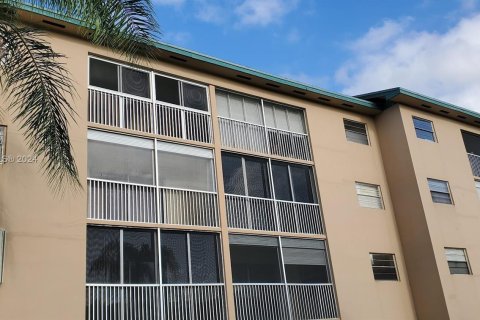 Condo in Pembroke Pines, Florida, 2 bedrooms  № 1176636 - photo 16