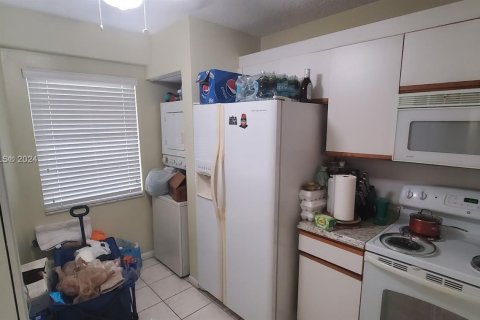 Condo in Pembroke Pines, Florida, 2 bedrooms  № 1176636 - photo 13